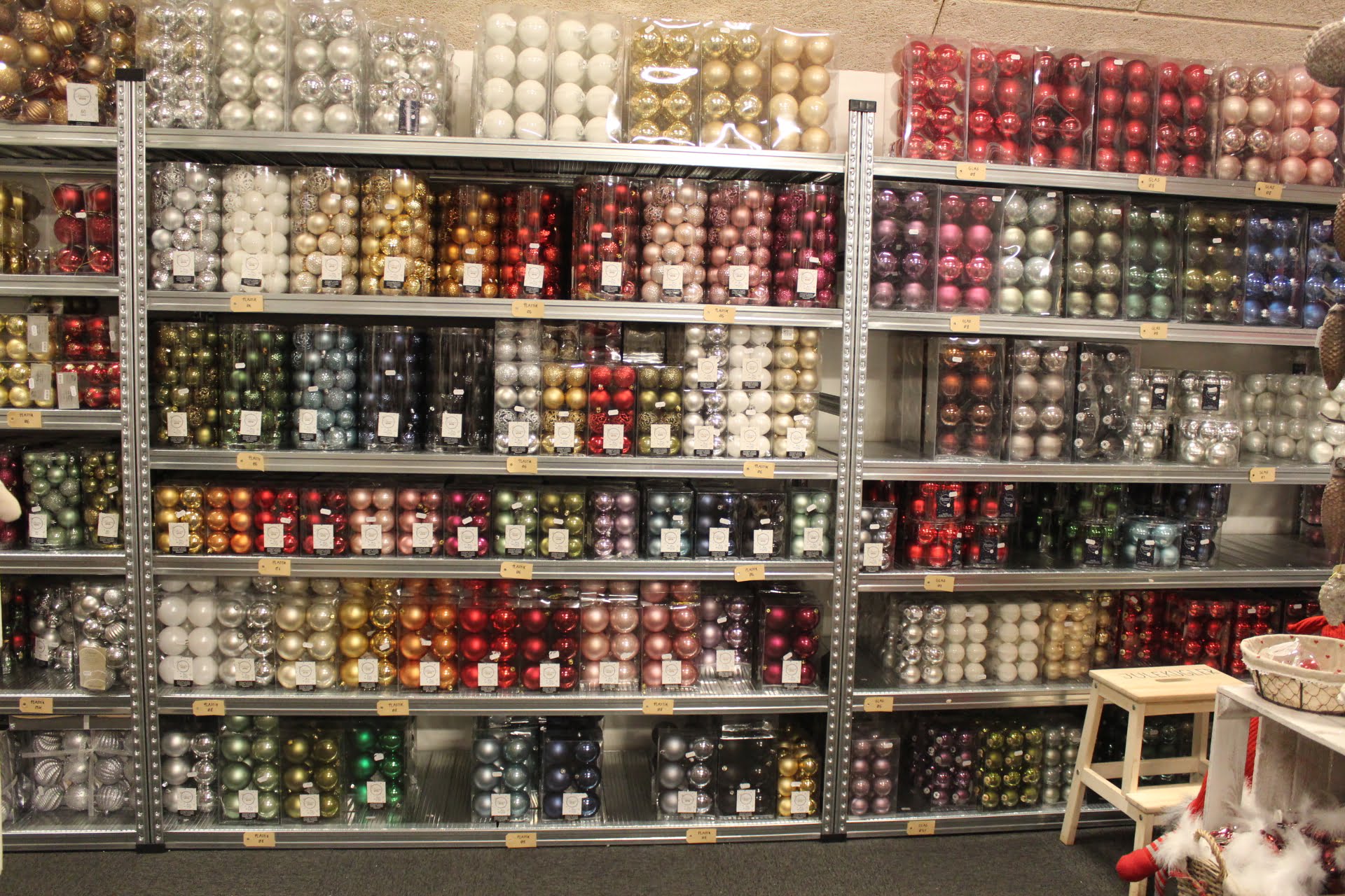 julekugler i glas og plastik